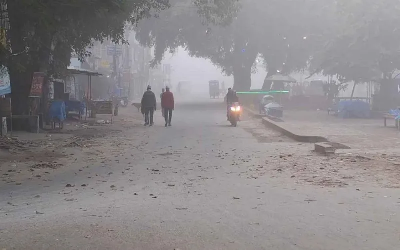 পঞ্চগড়ে তাপমাত্রা নামল ১৪ ডিগ্রিতে, হেডলাইট জ্বালিয়ে চলছে যান