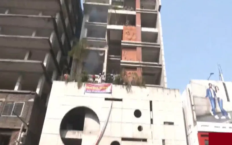 ঢাকায় নিষিদ্ধ আওয়ামী লীগের কেন্দ্রীয় কার্যালয়ে আগুন